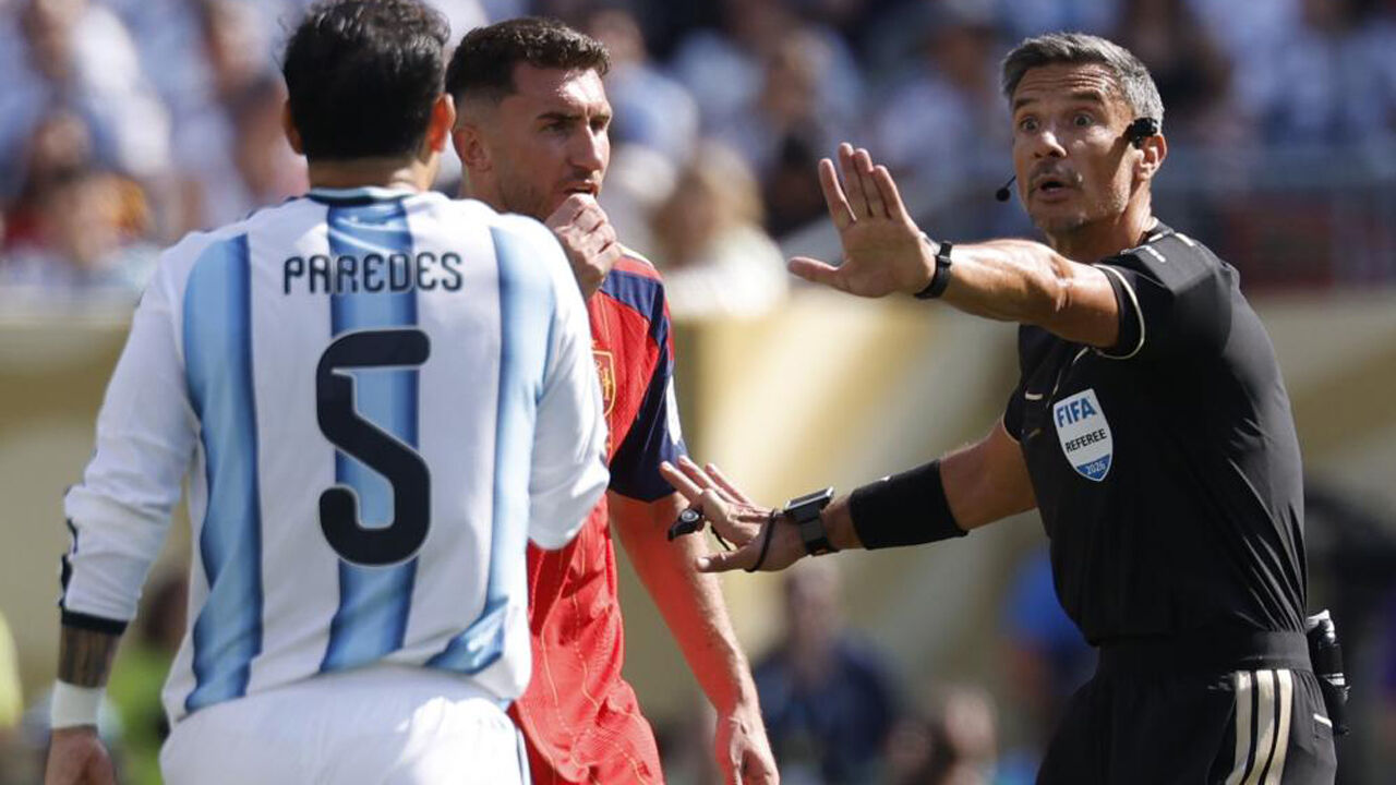 Slavko Vincic à conversa com Paredes e Laporte durante a final do Mundial