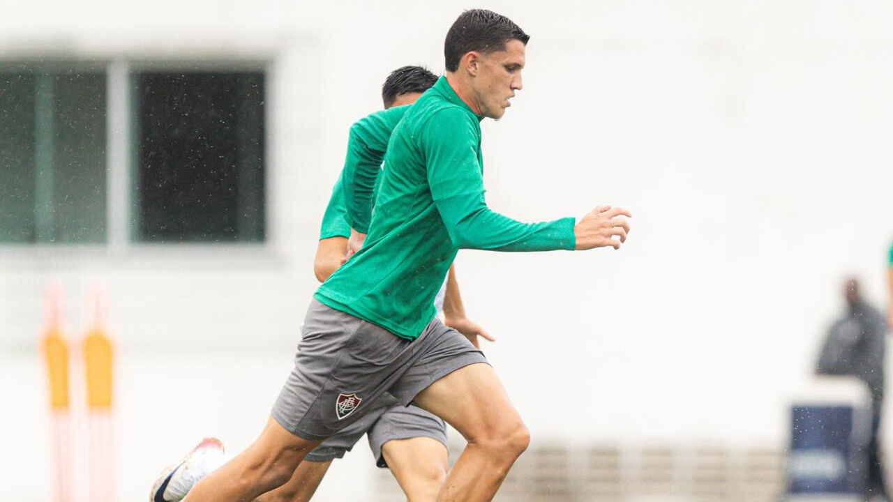 Davi Schuindt a chegar para o centro da defesa do AVS SAD