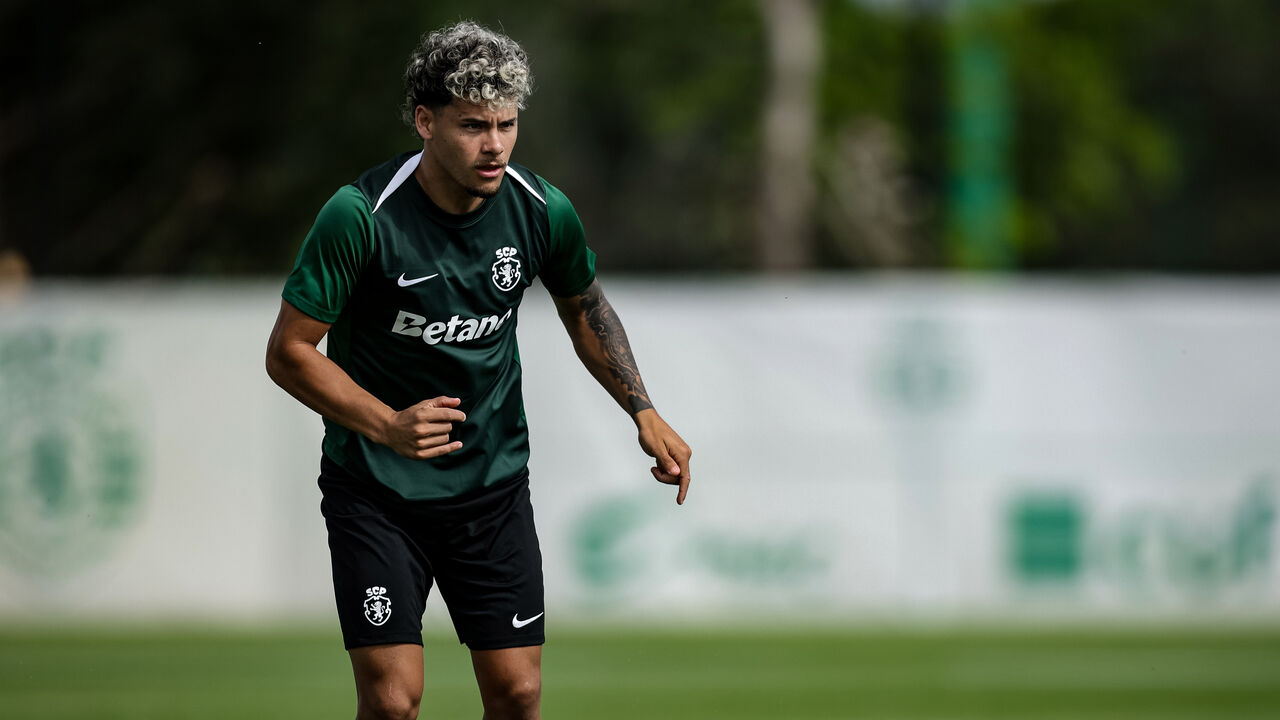 Diogo Pinto treina com a bola, preparando o duelo com o Mónaco no Troféu Cinco Violinos