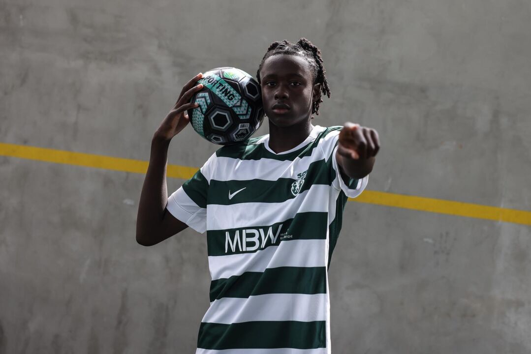 Júnior Buaro assina contrato profissional com o Sporting, joga nos sub-19 do clube