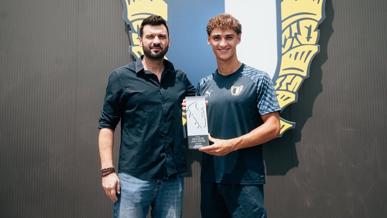 Rudi Almeida recebeu o prémio de melhor jogador da Liga Revelação