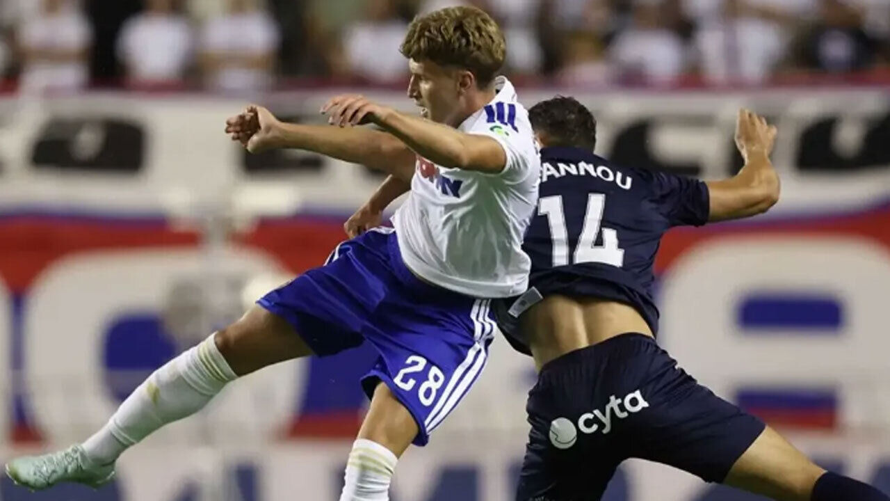 Os jogadores disputam a bola durante o Hajduk Split-Pafos 