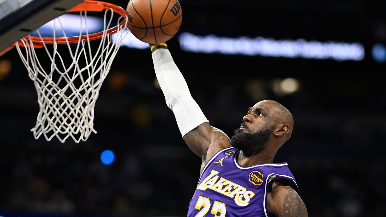 LeBron James, do Lakers, prepara-se para marcar pontos na NBA
