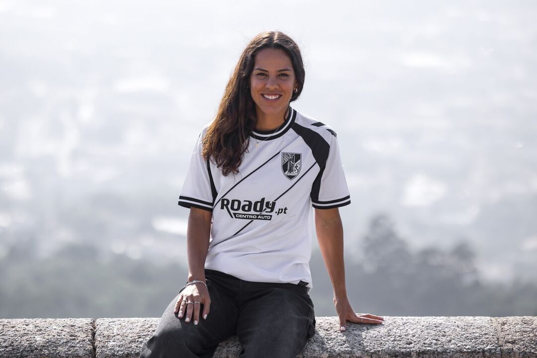 Jogadora de futebol com a camisola do Vitória SC