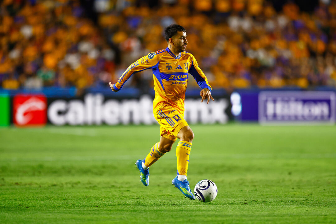 Ángel Correa controla a bola durante o jogo dos Tigres