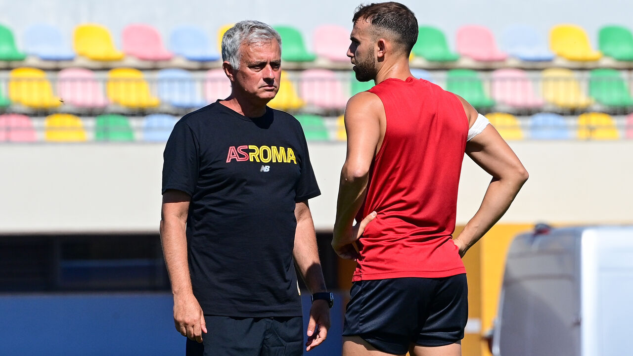 José Mourinho e Borja Mayoral num treino da Roma