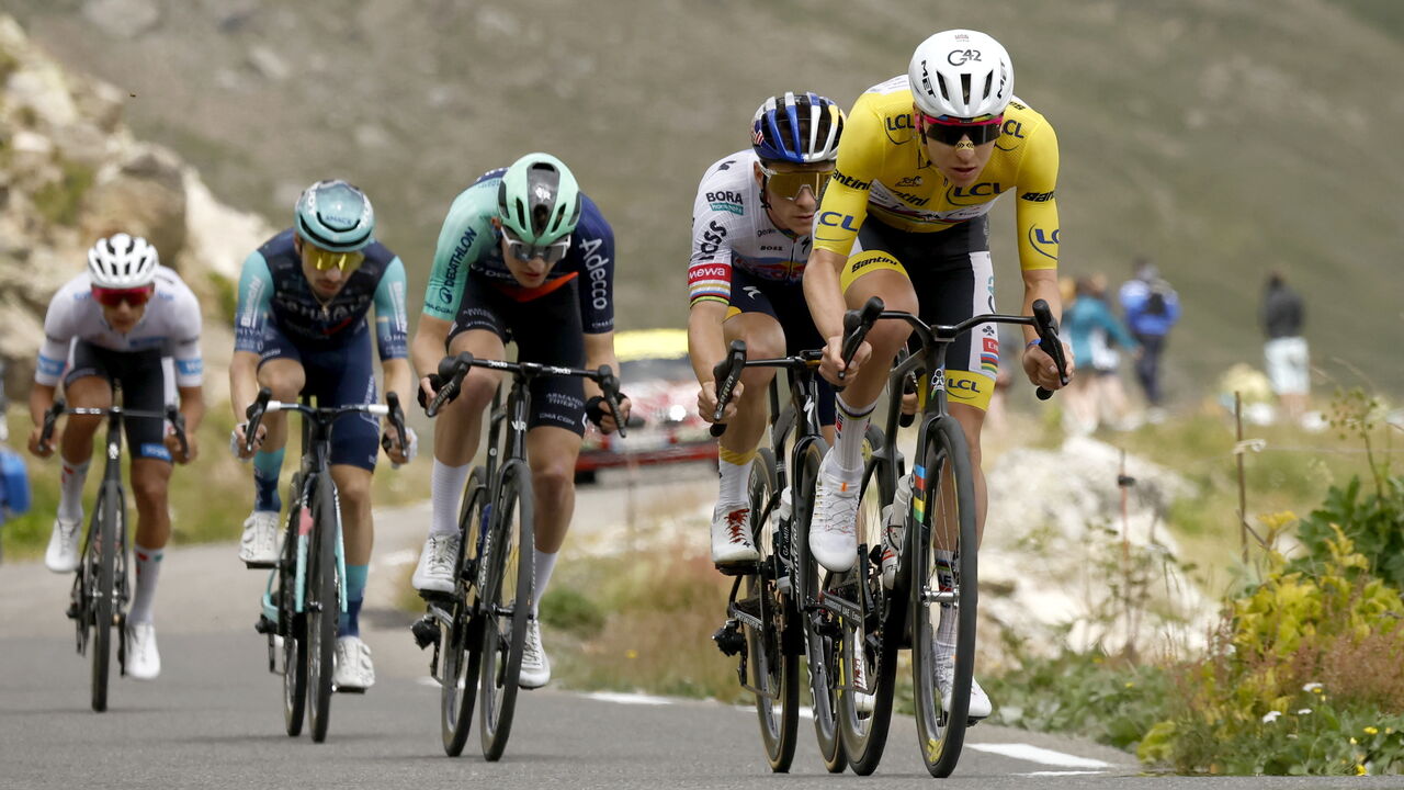 Ciclistas competem na montanha