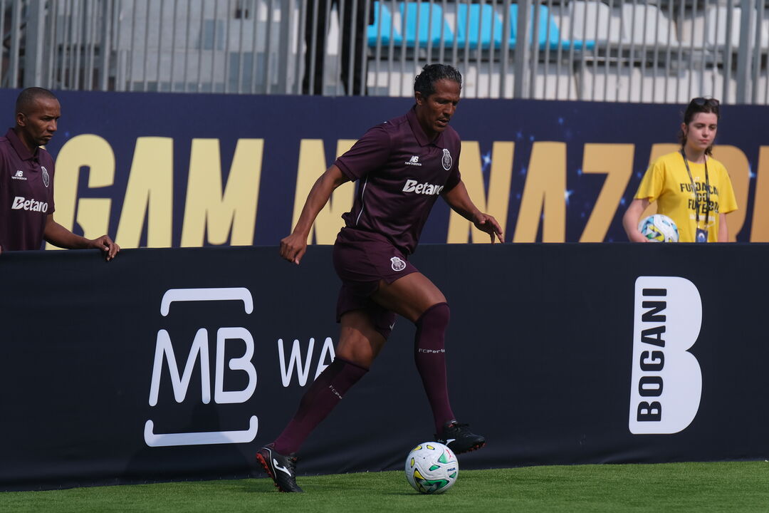 Jogador de futebol do FC Porto treina com a bola