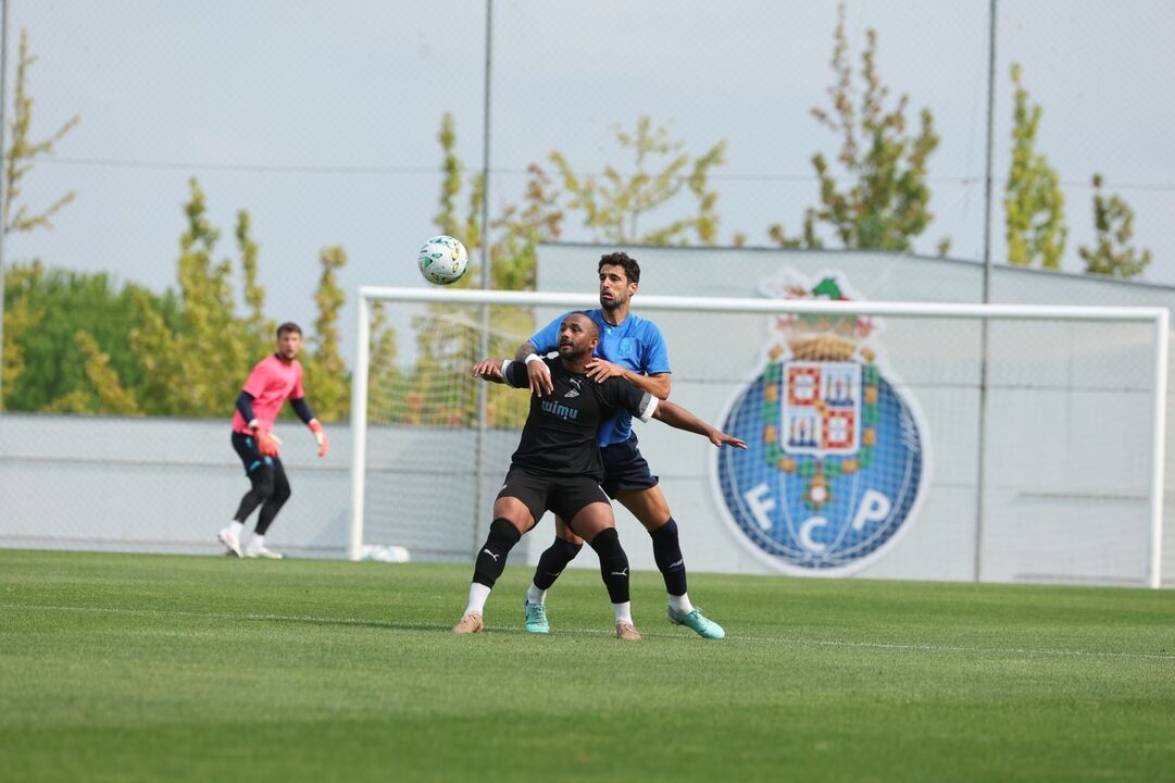 Jogadores do FC Porto disputam a bola em treino