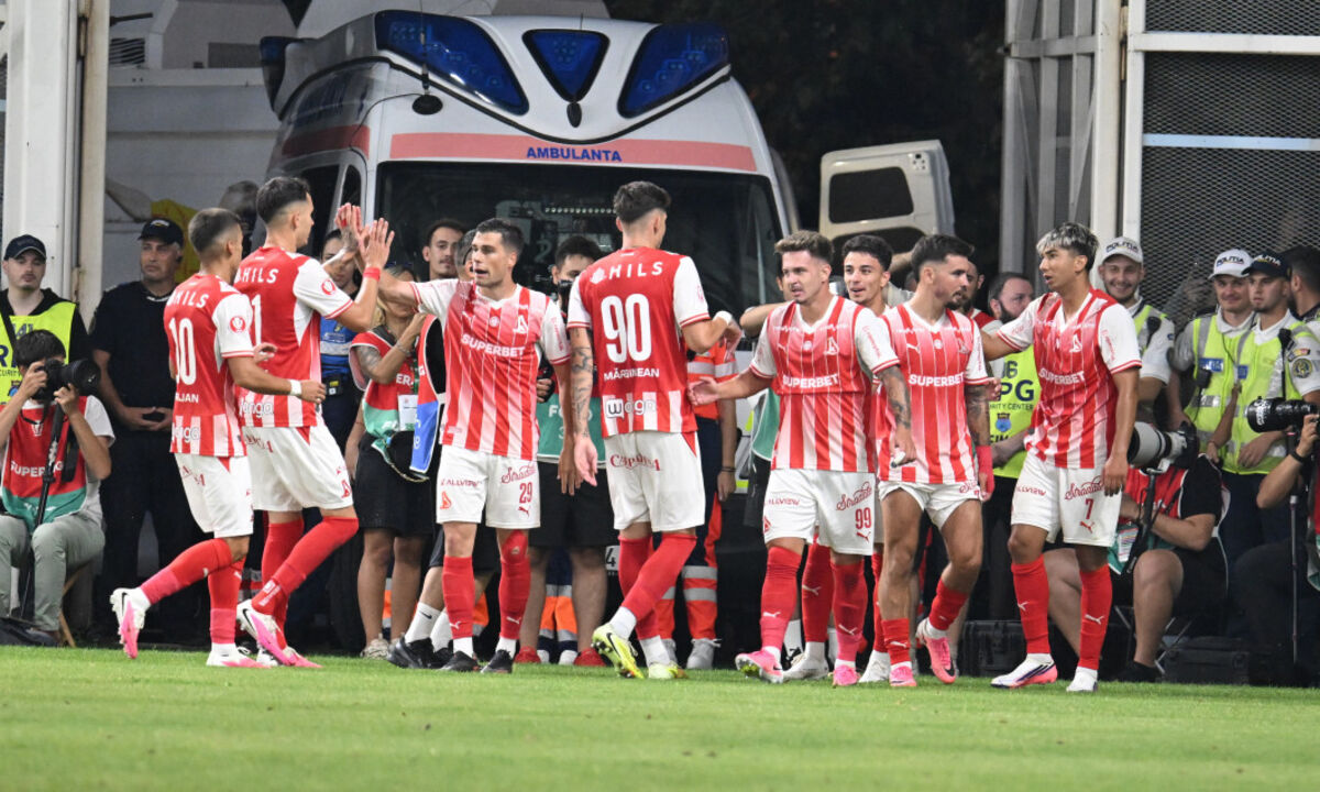 Jogadores do Dínamo Bucareste celebram vitória contra o Craiova na liga romena