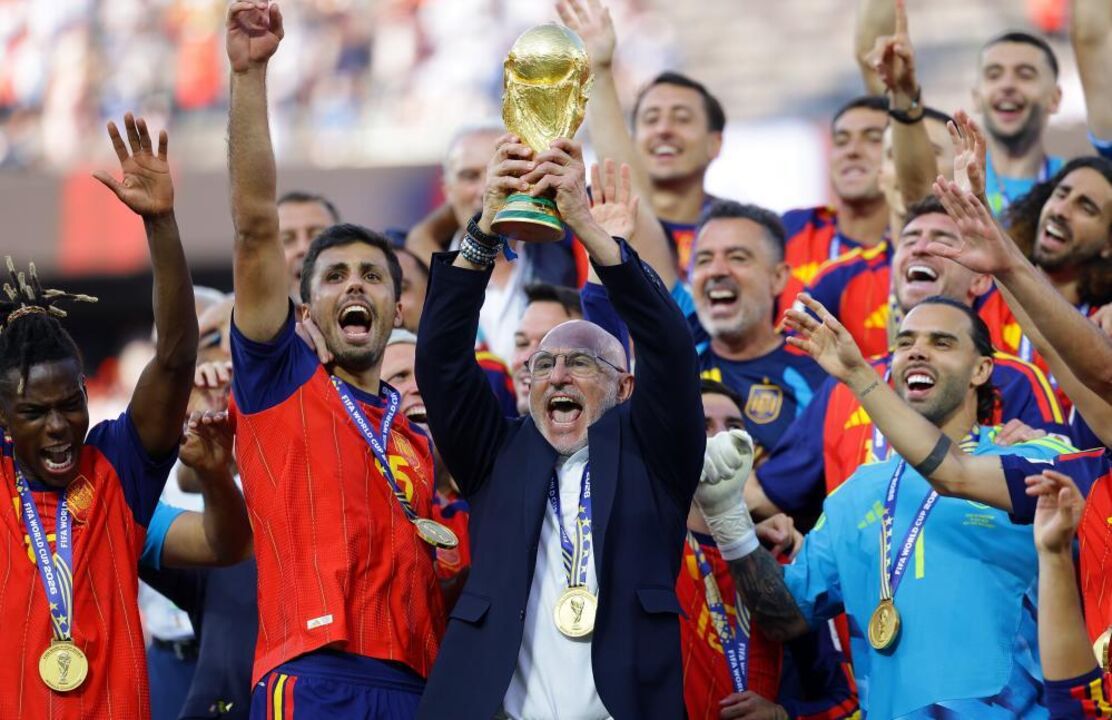 Luis de la Fuente a levantar o troféu do Mundial'2026