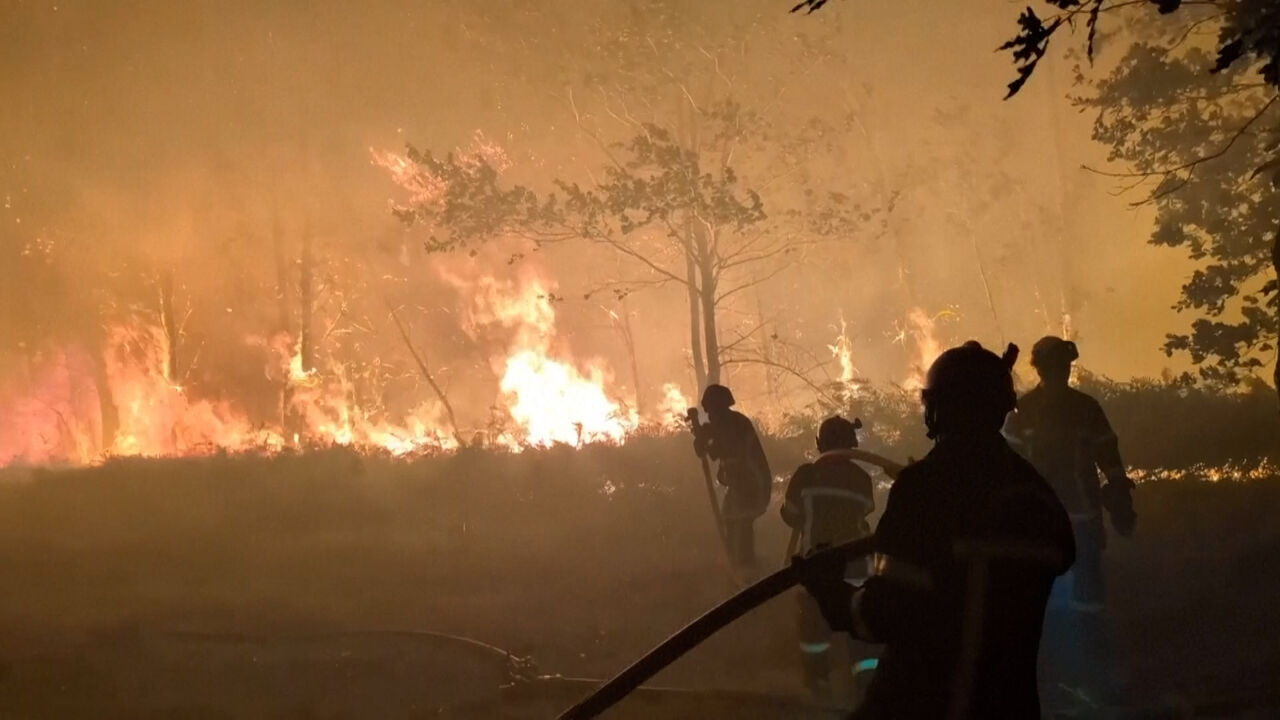 Bombeiros combatem incêndio florestal perto de Bordéus, França