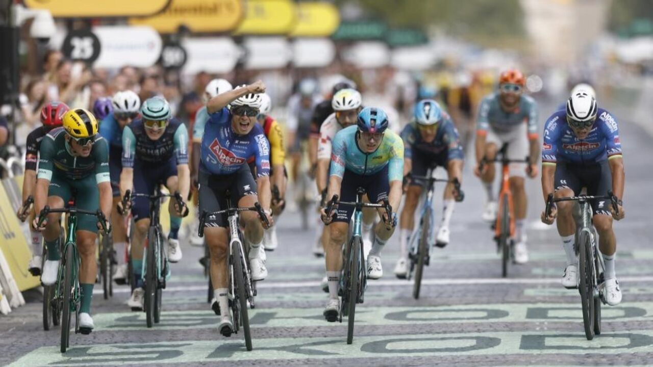 Jasper Philipsen celebrou, mas foi o colega de equipa Mathieu van der Poel a levar a vitória