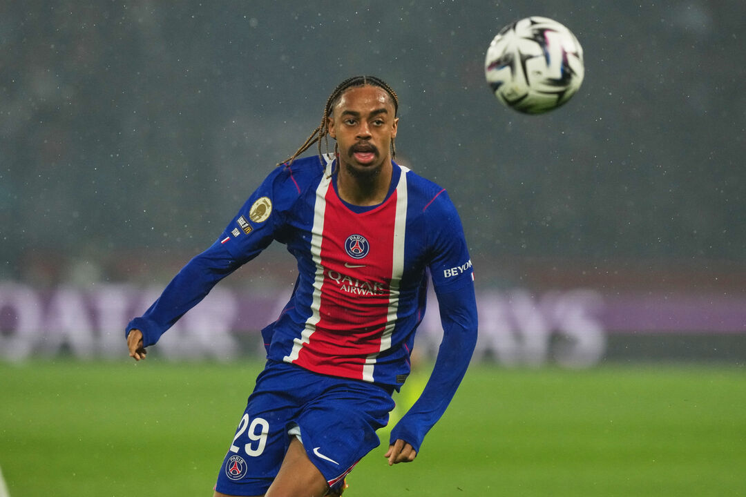 Bradley Barcola em jogo do PSG contra o Brest