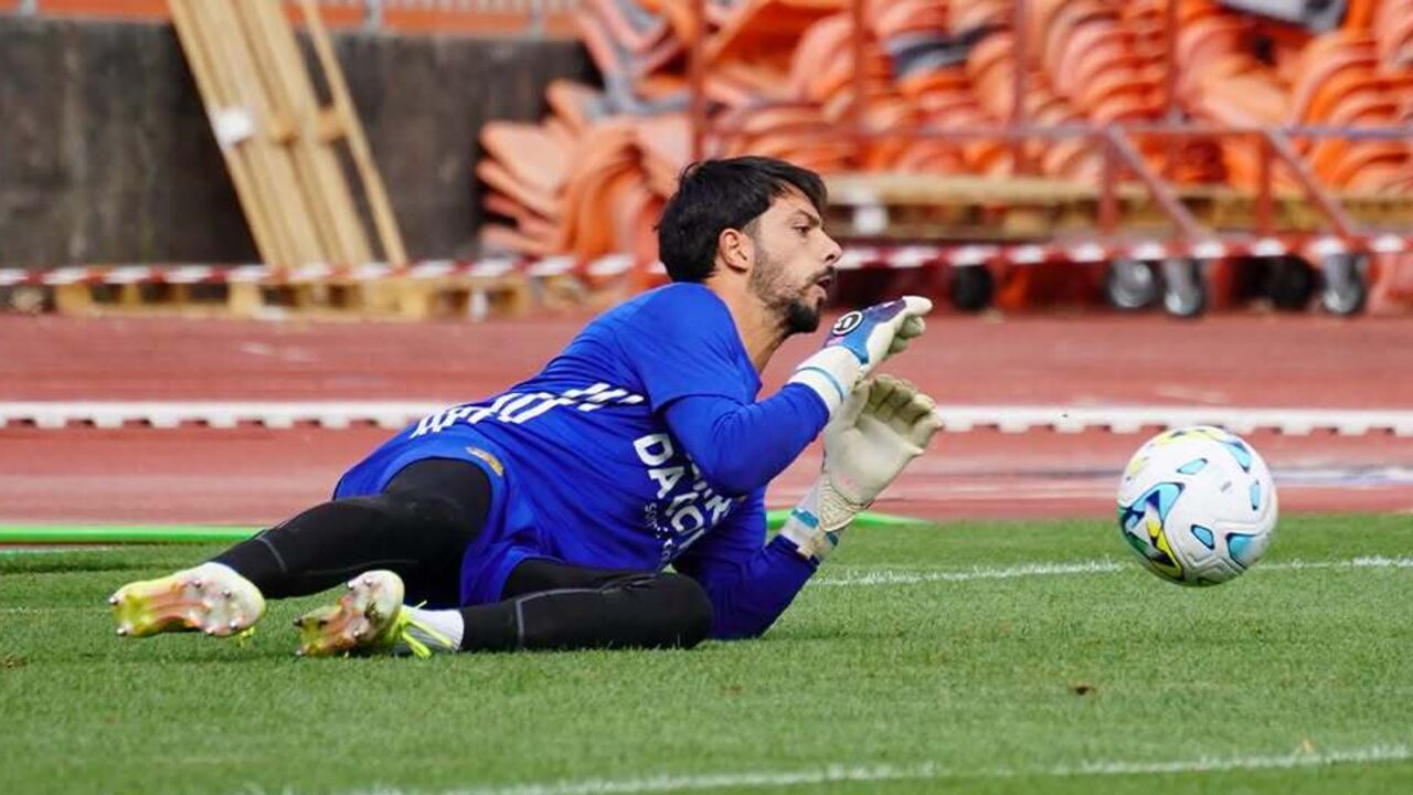 Marco Ribeiro defende um remate