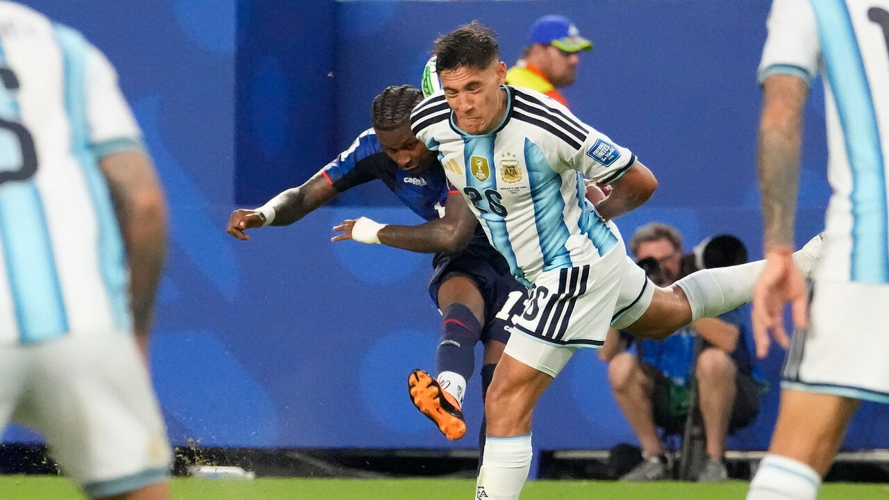 Lopes Cabral marca golo contra a Argentina de Nahuel Molina no Mundial