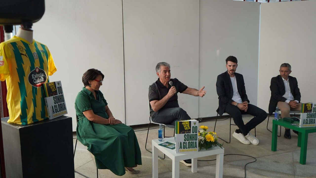 Presidente da CM Tondela, Carla Borges, Gilberto Coimbra e os autores do livro, da esquerda para a direita