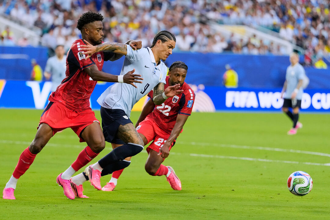 Darwin Núñez disputa bola com Diney Borges e Steven Moreira em jogo de futebol