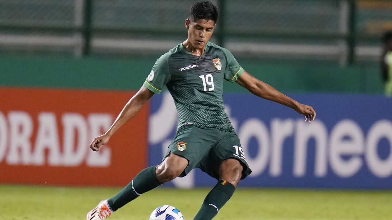 Fernando Nava em ação num jogo de futebol sub-20 contra o Chile, em Palmira, Colômbia