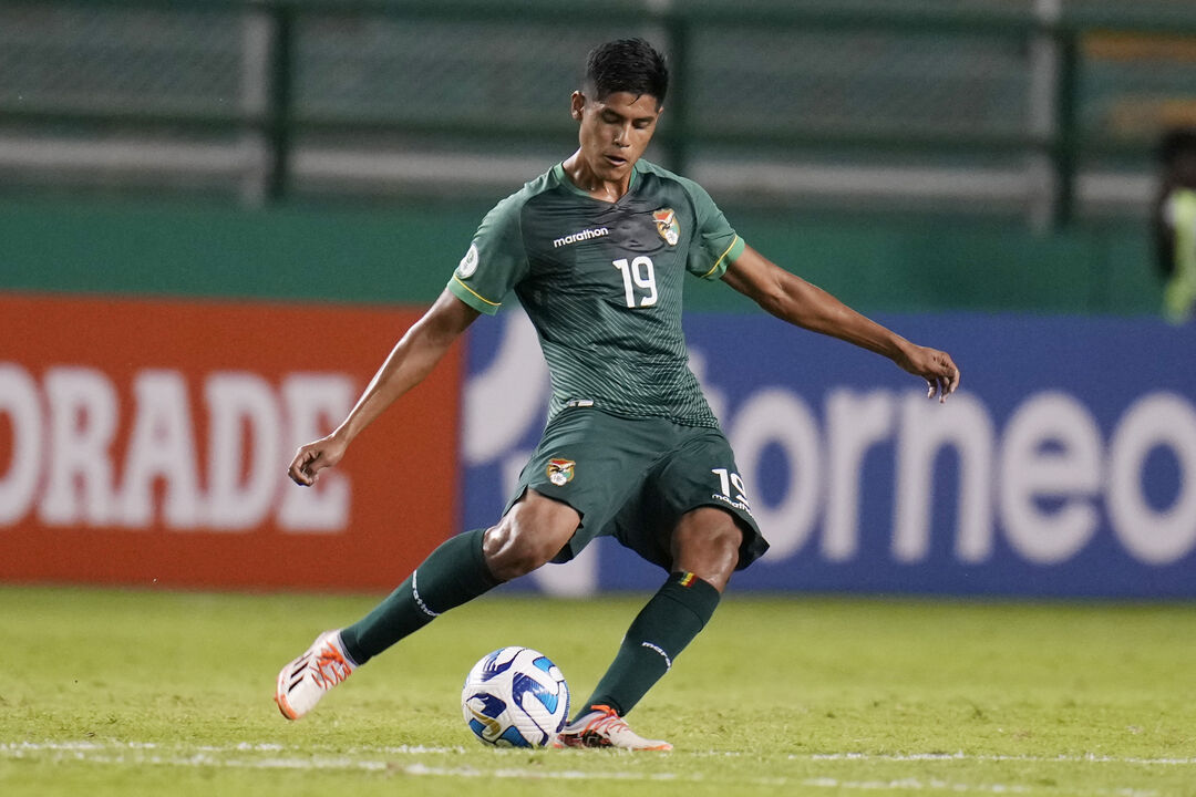 Fernando Nava em ação num jogo de futebol sub-20 contra o Chile, em Palmira, Colômbia