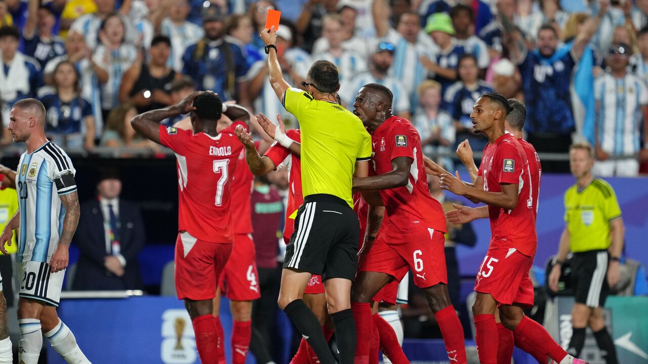O momento em que João Pinheiro mostrou vermelho a Embolo