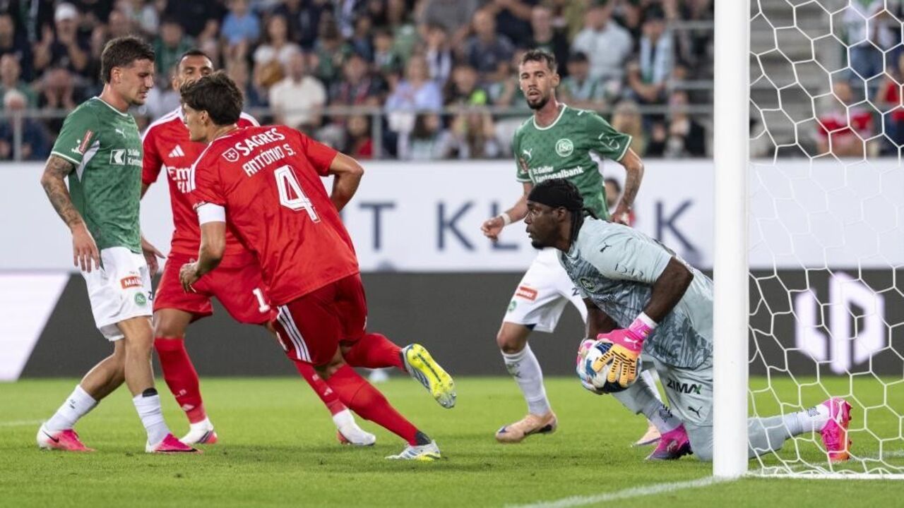 Lawrence Ati Zigi durante o St. Gallen-Benfica