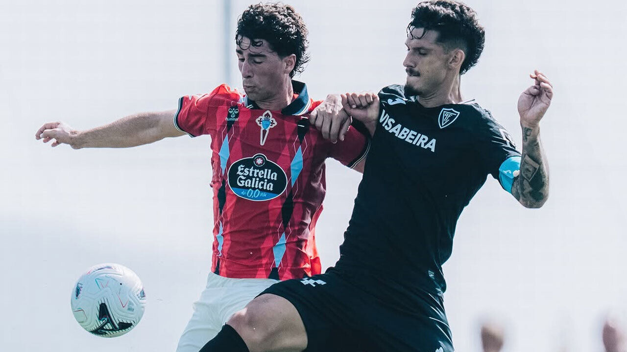 Os jogadores de Académico Viseu e Celta de Vigo em ação