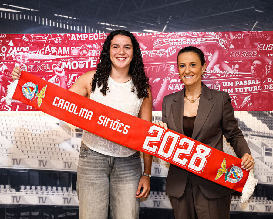 Carolina Simões com cachecol do Benfica até 2028