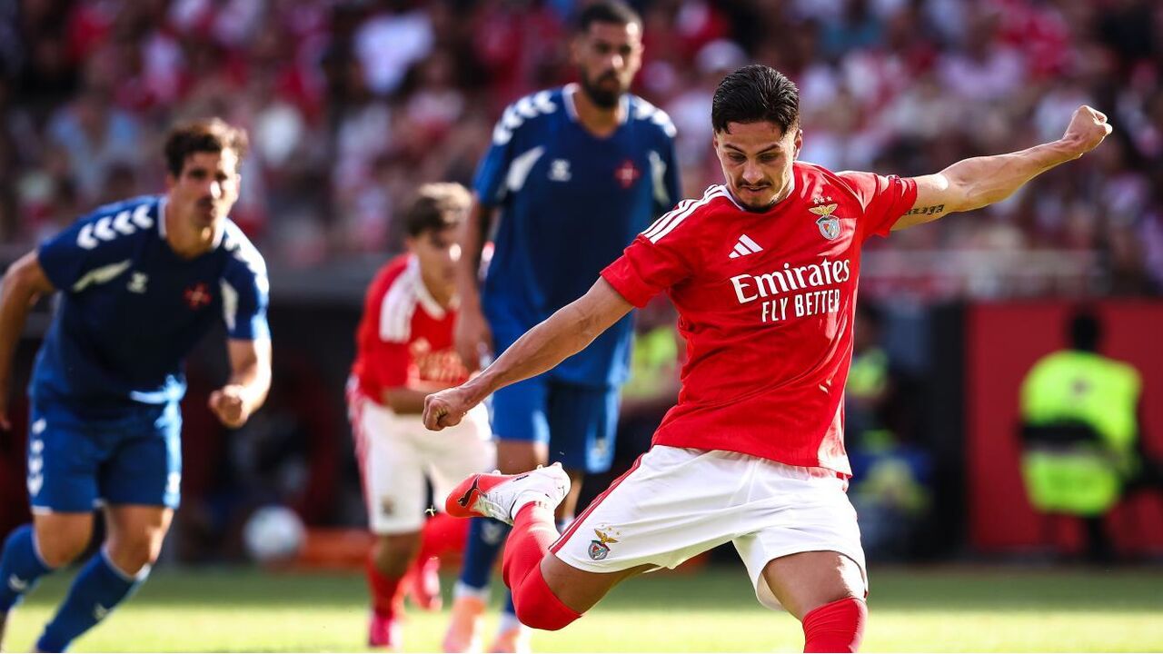 O jogador do Benfica dispara para a baliza com o estádio a assistir