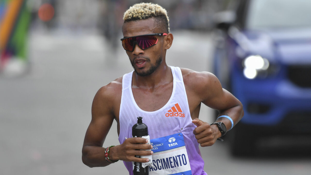 Photo by: NDZ/STAR MAX/IPx 2022 11/6/22 Men's elite runner Daniel do Nascimento crosses the 20k mark at the 2022 TCS