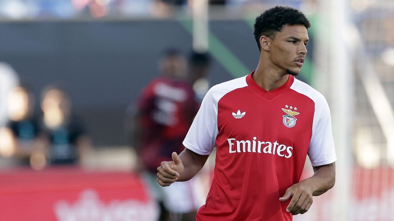 Alexander Bah, jogador do Benfica, durante a sessão de aquecimento
