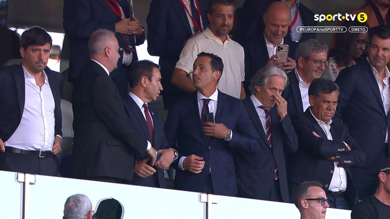 Pedro Proença e Jorge Jesus ao lado de António Salvador na tribuna a assistir ao Sp. Braga-Zeleznicar