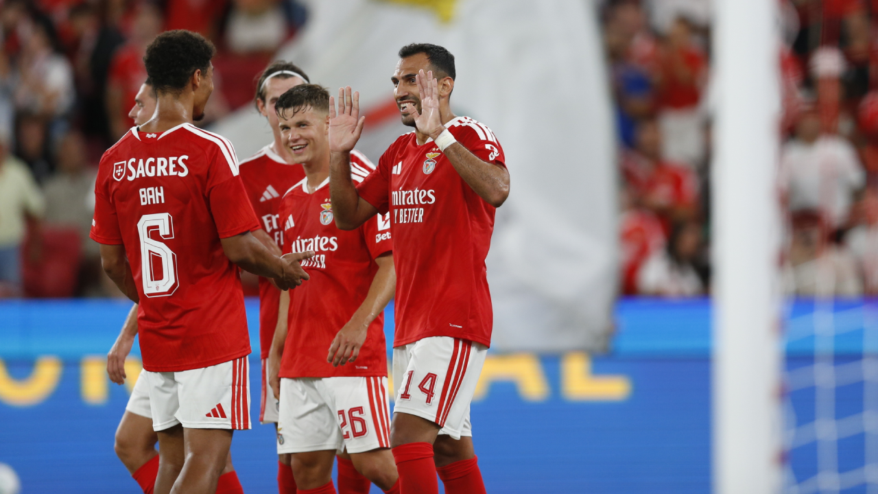 Pavlidis festeja com os companheiros mais um golo frente ao St. Gallen