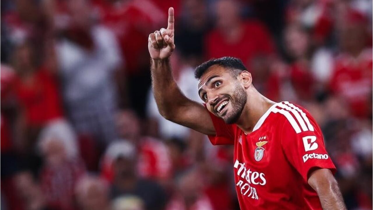 Pavlidis marca e aponta para as bancadas do Estádio da Luz