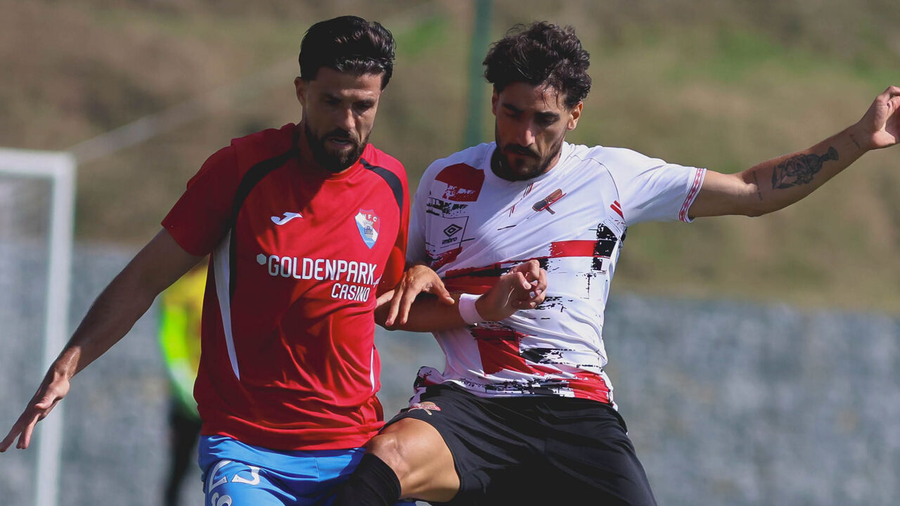 Os jogadores de Gil Vicente e Leixões em ação durante o particular