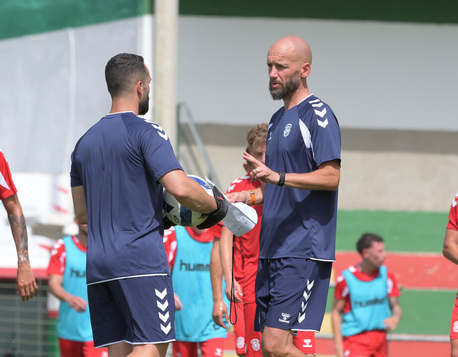 Técnico holandês continua a aguardar por reforços