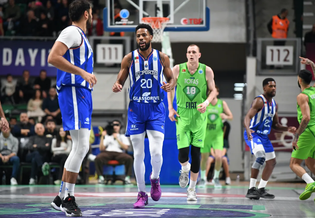 Xeyrius Williams assina até 2027 