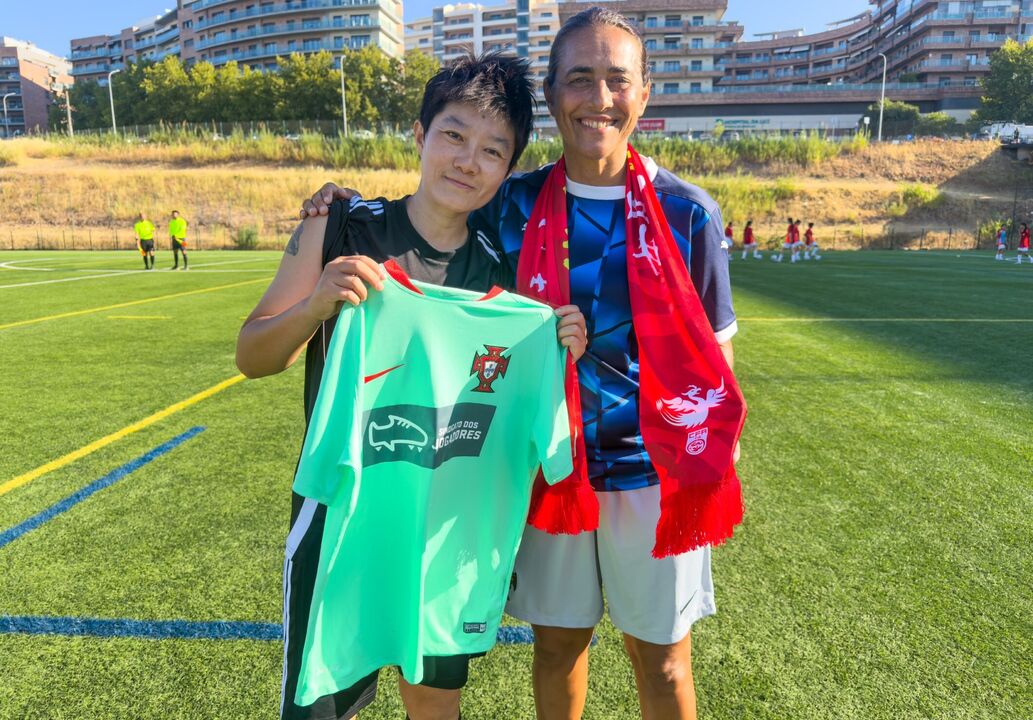 Carla Couto recebeu um cachecol da Associação de Futebol de Macau