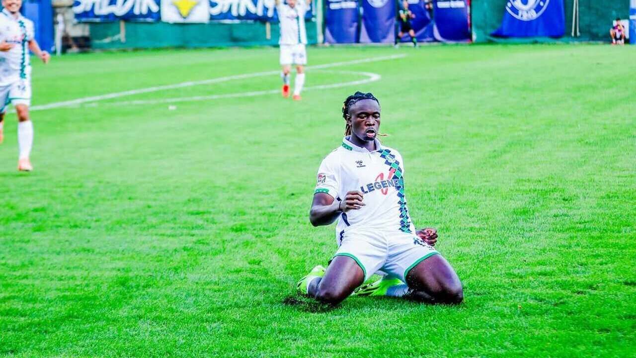 Avançado Umechi Akuazaoku assina pelo V. Guimarães por três anos