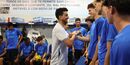 João Brandão cumprimenta os jogadores