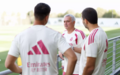 Mourinho à conversa com os seus adjuntos