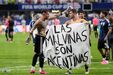 Tarja dos jogadores argentinos onde se lê 'As Malvinas são argentinas'