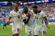 Bukayo Saka celebra hat-trick com Bellingham e James