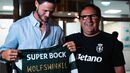 Van Wolfswinkel recebeu camisola com o seu nome das mãos de Paulinho