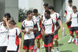 Jhon Durán conversa com Enzo Barrenechea antes do treino no Benfica Campus