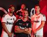 Jogadores do Casa Pia com as novas camisas do clube