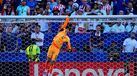 Orlando Gill, guarda-redes do Paraguai, com uma grande defesa durante o jogo com a França