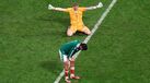Edson Álvarez cabisbaixo e Jordan Pickford a festejar o resultado final do México-Inglaterra
