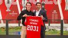 Kaminski com Rui Costa no momento da apresentação