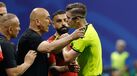 Hossam Hassan, selecionador do Egito, contesta o árbitro François Letexier durante o Argentina-Egito